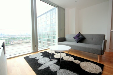 Fabulous 1 bed with floor to ceiling windows and stunning city views
